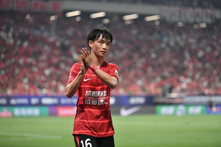 北青体育介绍杨明洋：身体略显单薄，但韧劲十足且善于动脑子