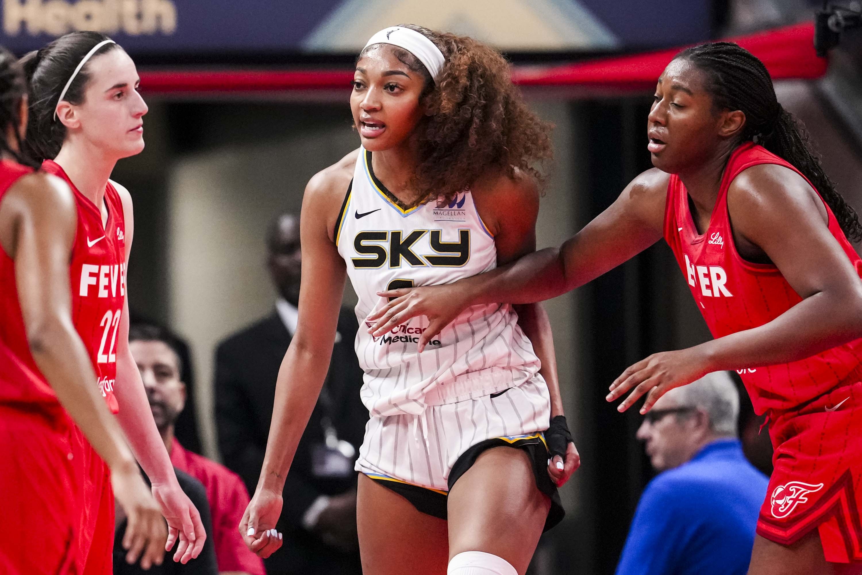 喜剧演员调侃:克拉克退役后将去华夫饼店工作 继续拳打黑人女性 喜剧演员调侃:克拉克退役后将去华夫饼店工作 继续拳打黑人女性