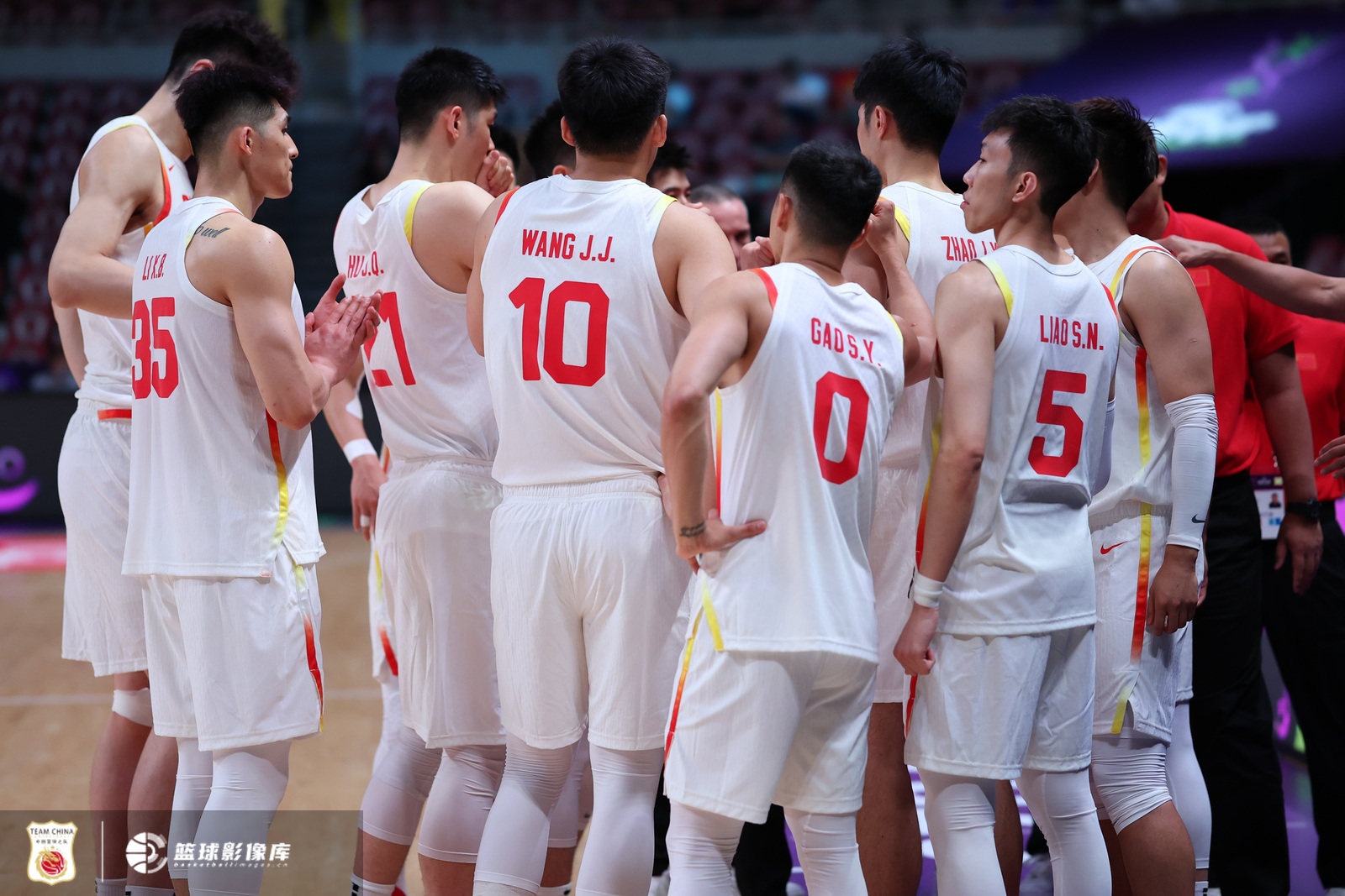 周鹏:恭喜中国男篮赢得比赛 虽然过程起伏但打得可圈可点 加油! 周鹏:恭喜中国男篮赢得比赛 虽然过程起伏但打得可圈可点 加油!