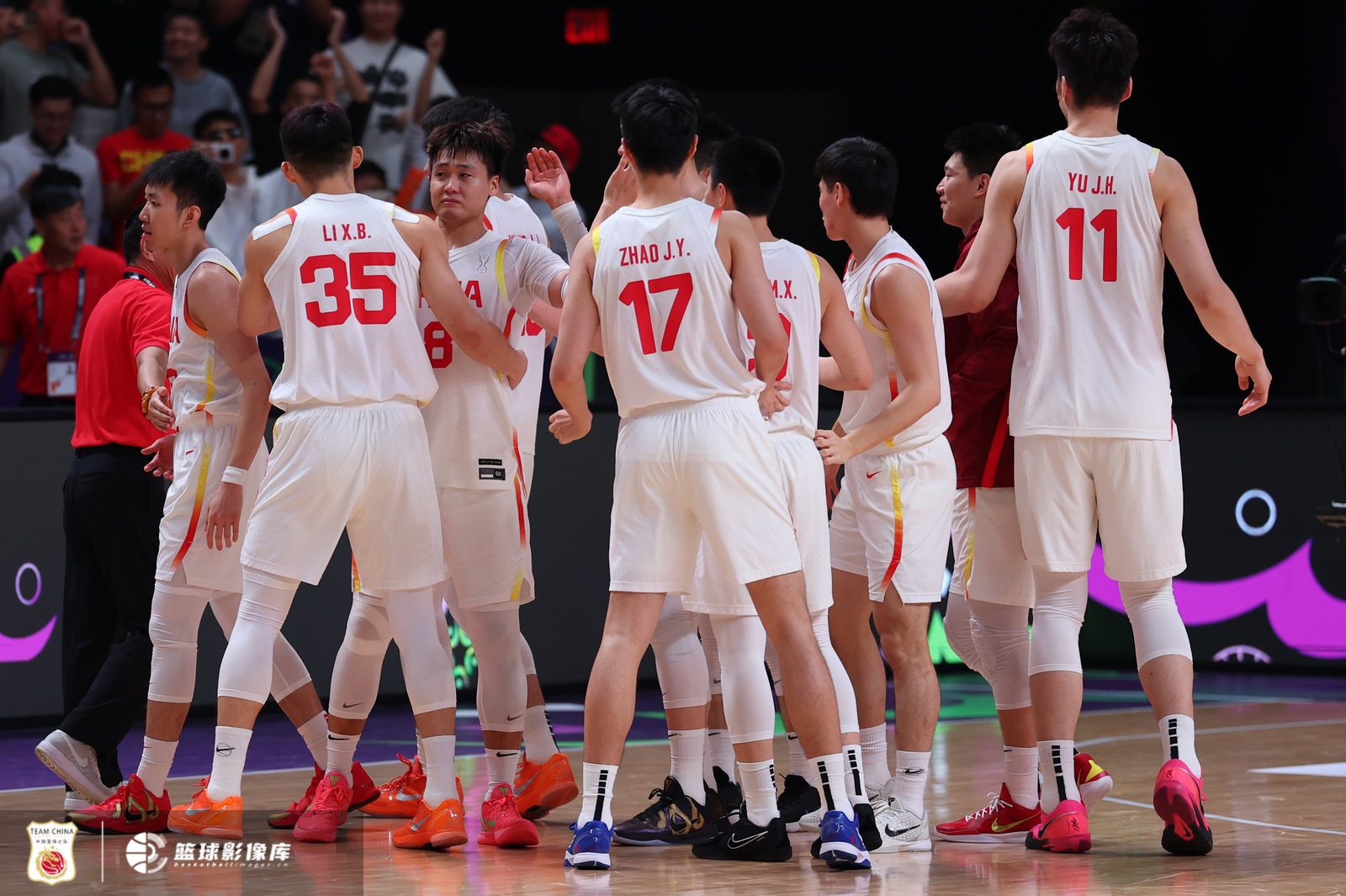 媒体人：中国队防守乱战和三分效果不好 想赢攻防细节得做得更好