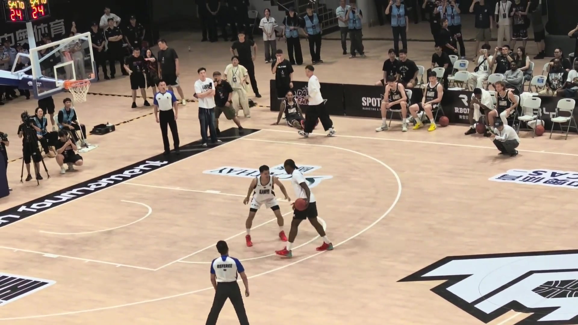 篮筐都快砸歪了球迷晒小卡成都行比赛打铁集锦 篮筐都快砸歪了球迷晒小卡成都行比赛打铁集锦