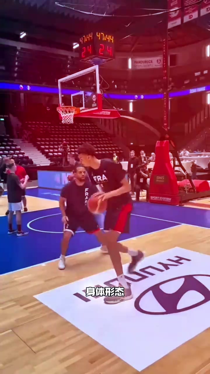 杨毅:我和周琦探讨过 若中国有文班基本在12、15岁之后就消失了 杨毅:我和周琦探讨过 若中国有文班基本在12、15岁之后就消失了