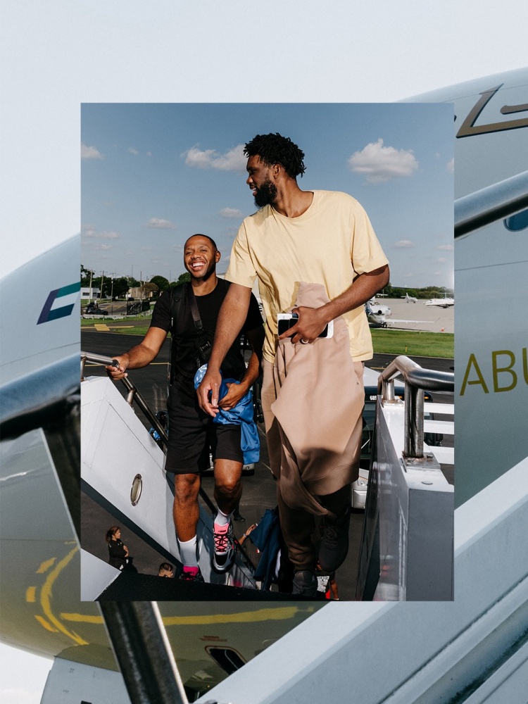 出发!76人晒球员登机照 启程阿布扎比备战季前赛 出发!76人晒球员登机照 启程阿布扎比备战季前赛