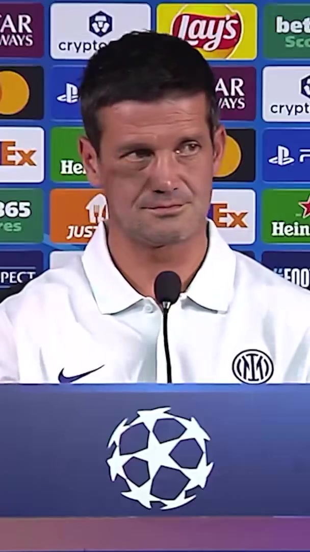 吓成表情包发布会耳机突然发出杂音,国米主帅齐沃被吓一跳 吓成表情包发布会耳机突然发出杂音,国米主帅齐沃被吓一跳