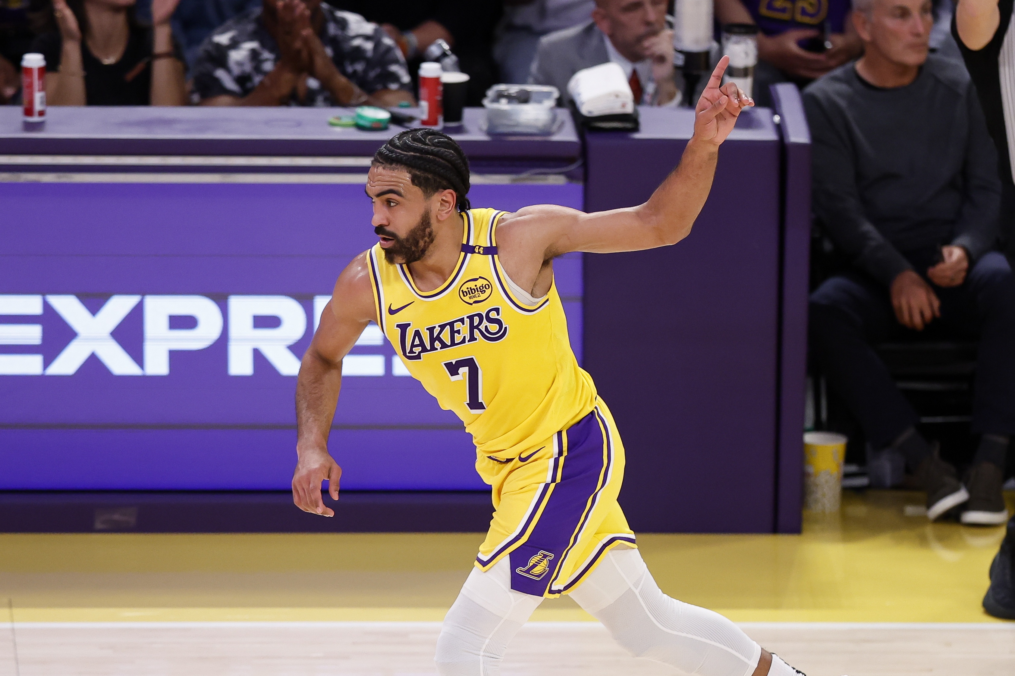 杀疯了!文森特半场7中5得16分4助攻 首节压哨球&第二节带队反超 杀疯了!文森特半场7中5得16分4助攻 首节压哨球&第二节带队反超