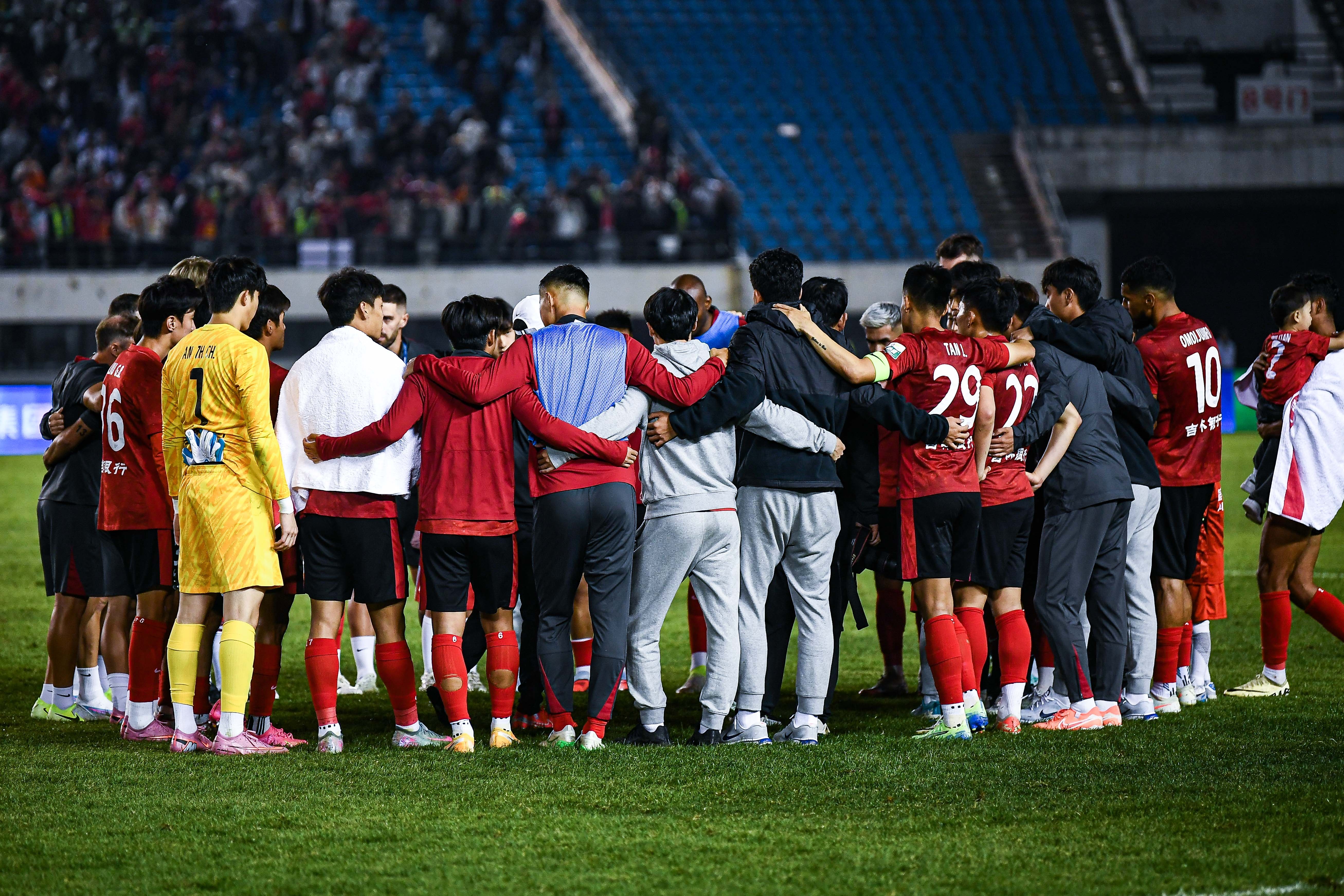 律师张冰:有经纪人坚称亚泰必保级 亚泰确实颇受足协格外地照顾 律师张冰:有经纪人坚称亚泰必保级 亚泰确实颇受足协格外地照顾