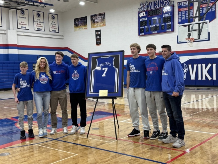 很受欢迎！克尼佩尔高中母校陈列其大学球衣：希望他成为大家榜样