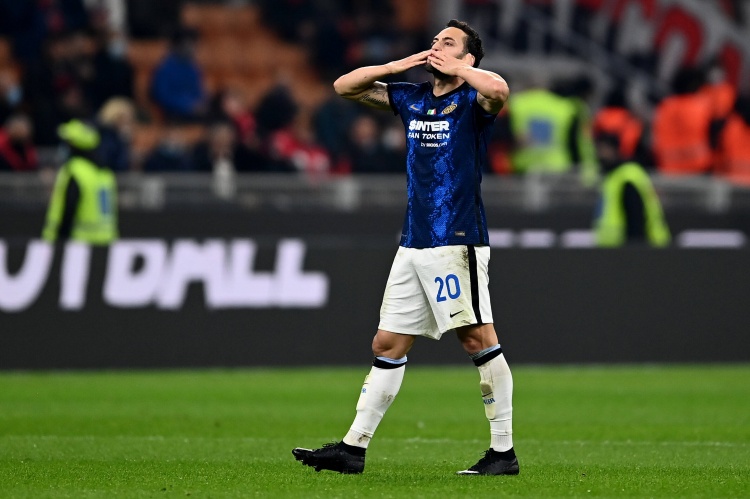 恰尔汗奥卢对阵科莫的远射破门，当选国米12月最佳进球